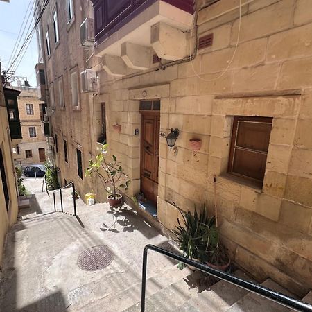 Three Apartment Birgu Esterno foto