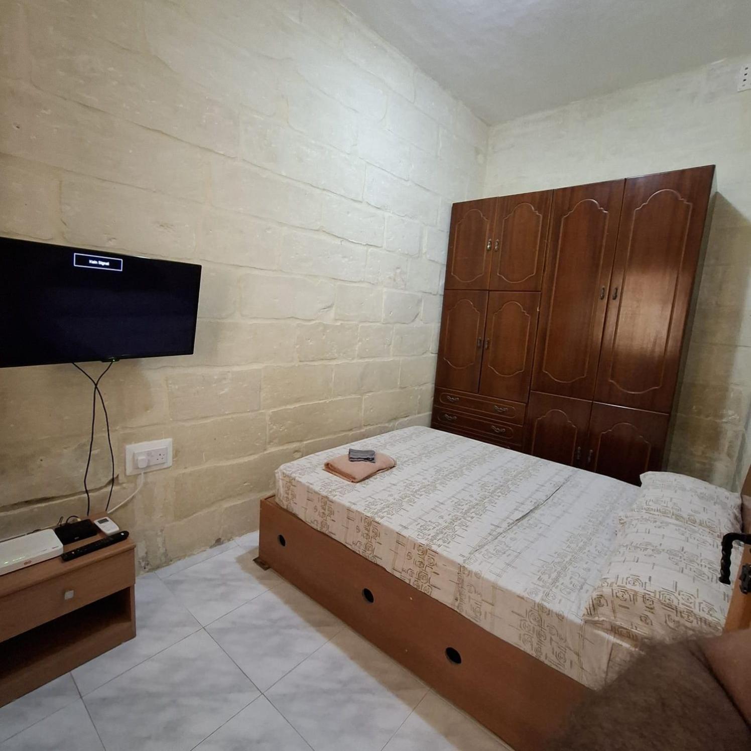 Three Apartment Birgu Esterno foto